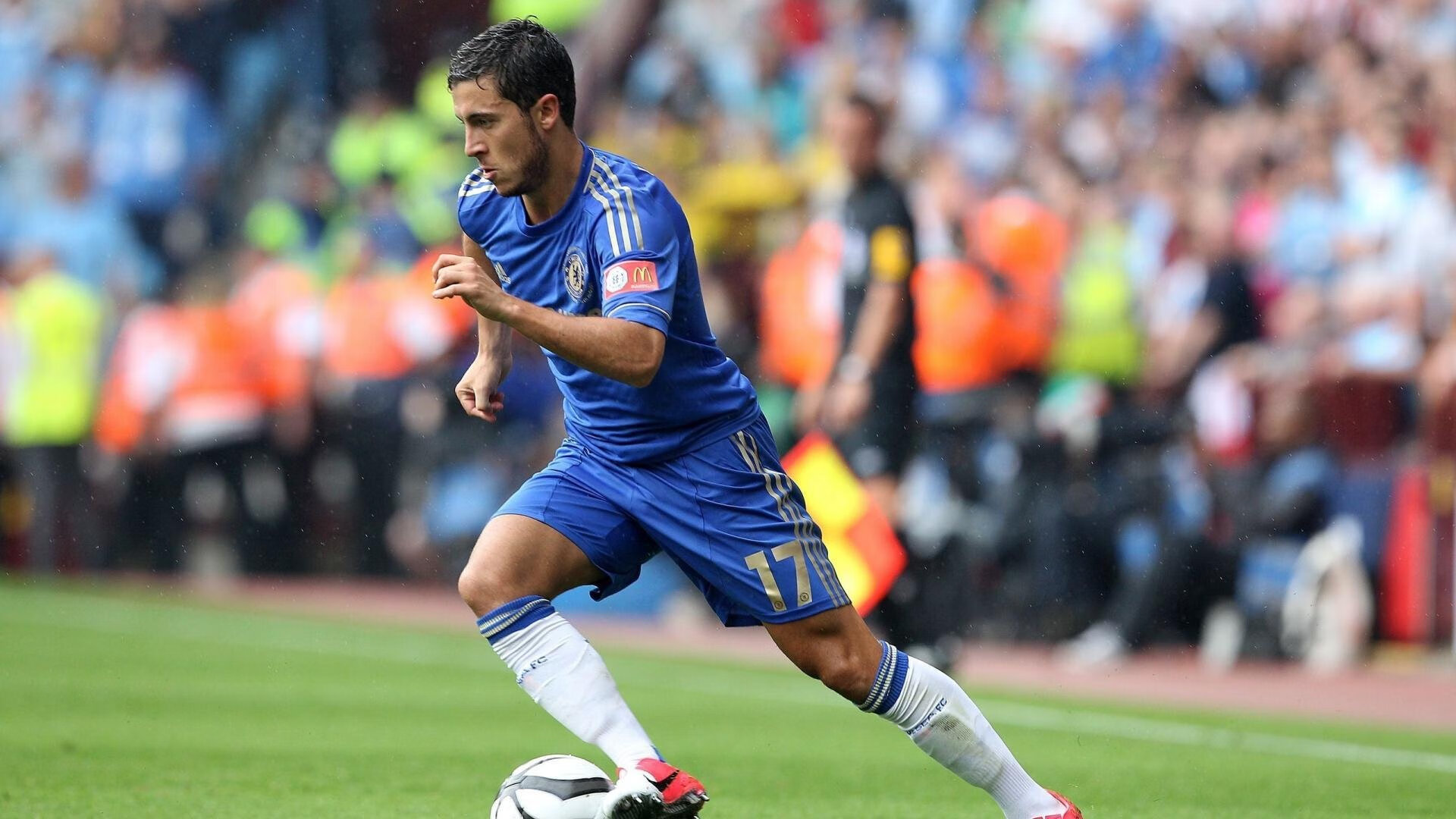 中国足球职业联赛推进球员场外行为规范，足球场人员