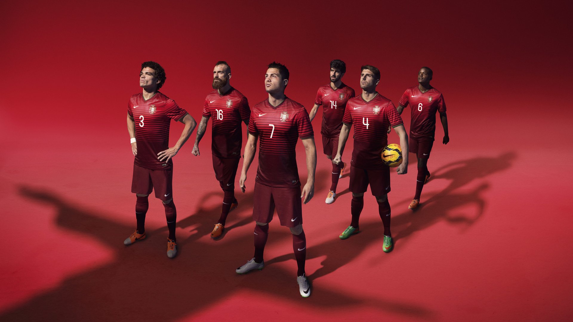 中国足球职业联赛推进球员场外行为规范，足球场人员